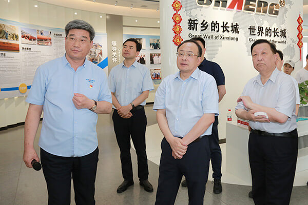 新鄉(xiāng)市政府市長(zhǎng)魏建平到長(zhǎng)城機(jī)械調(diào)研督導(dǎo)“萬(wàn)人助萬(wàn)企”活動(dòng)開(kāi)展情況 新鄉(xiāng)市政府市長(zhǎng)魏建平到長(zhǎng)城機(jī)械調(diào)研督導(dǎo)“萬(wàn)人助萬(wàn)企”活動(dòng)開(kāi)展情況