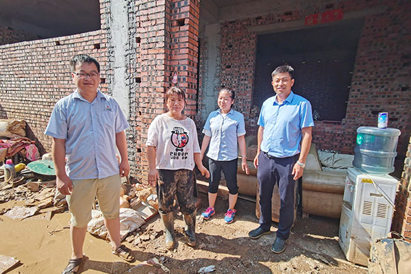 新鄉(xiāng)長城派代表慰問受災(zāi)的員工 新鄉(xiāng)長城派代表慰問受災(zāi)的員工