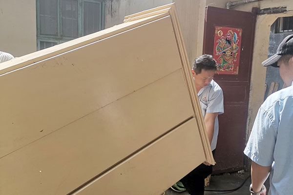 新鄉(xiāng)長城派代表慰問受災(zāi)的員工 新鄉(xiāng)長城派代表慰問受災(zāi)的員工