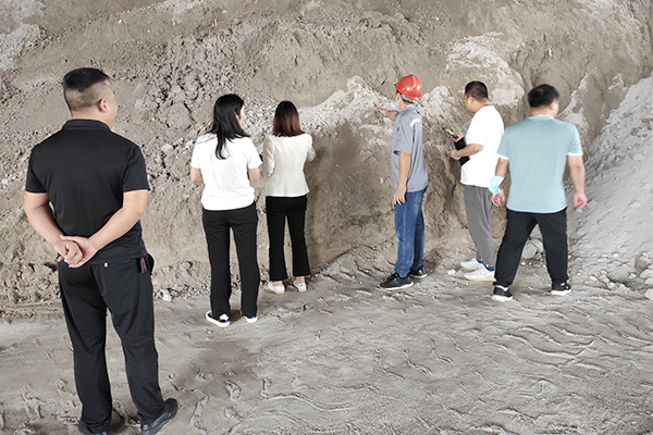 新鄉(xiāng)長城機械萬里行團隊走訪客戶