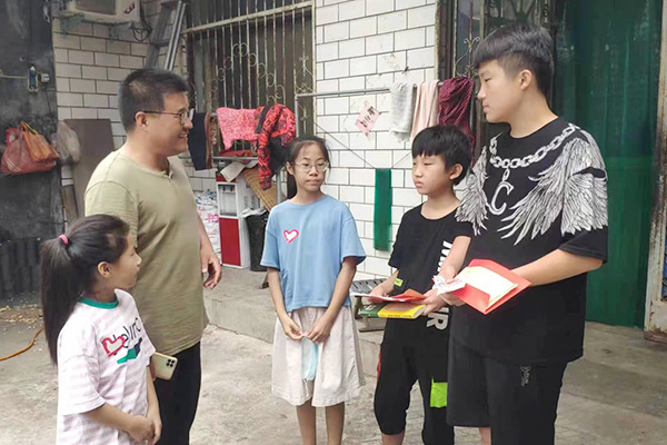 新鄉(xiāng)長城集團(tuán)愛心家庭攜手輝縣義工“愛心助學(xué)，點(diǎn)亮希望”