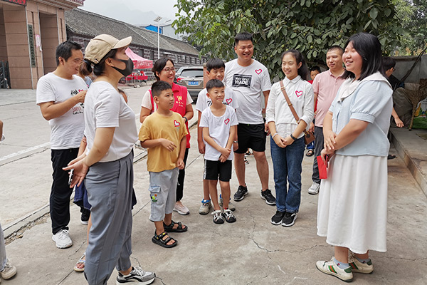 新鄉(xiāng)長城集團(tuán)愛心家庭攜手輝縣義工“愛心助學(xué)，點(diǎn)亮希望”