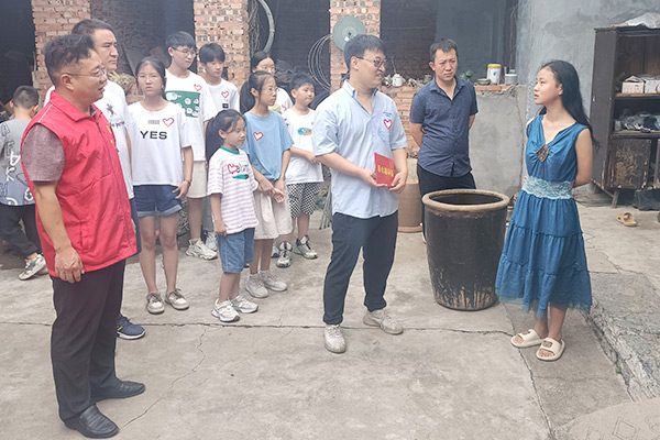 新鄉(xiāng)長城集團(tuán)愛心家庭攜手輝縣義工“愛心助學(xué)，點(diǎn)亮希望”