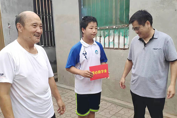 新鄉(xiāng)長城集團(tuán)愛心家庭攜手輝縣義工“愛心助學(xué)，點(diǎn)亮希望”