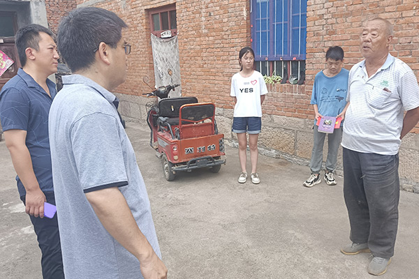 新鄉(xiāng)長城集團(tuán)愛心家庭攜手輝縣義工“愛心助學(xué)，點(diǎn)亮希望”