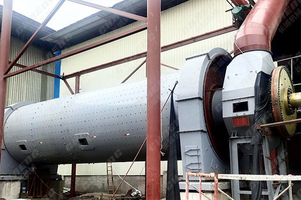 廣西φ3.8m水泥磨項(xiàng)目安裝現(xiàn)場 廣西φ3.8m水泥磨項(xiàng)目安裝現(xiàn)場